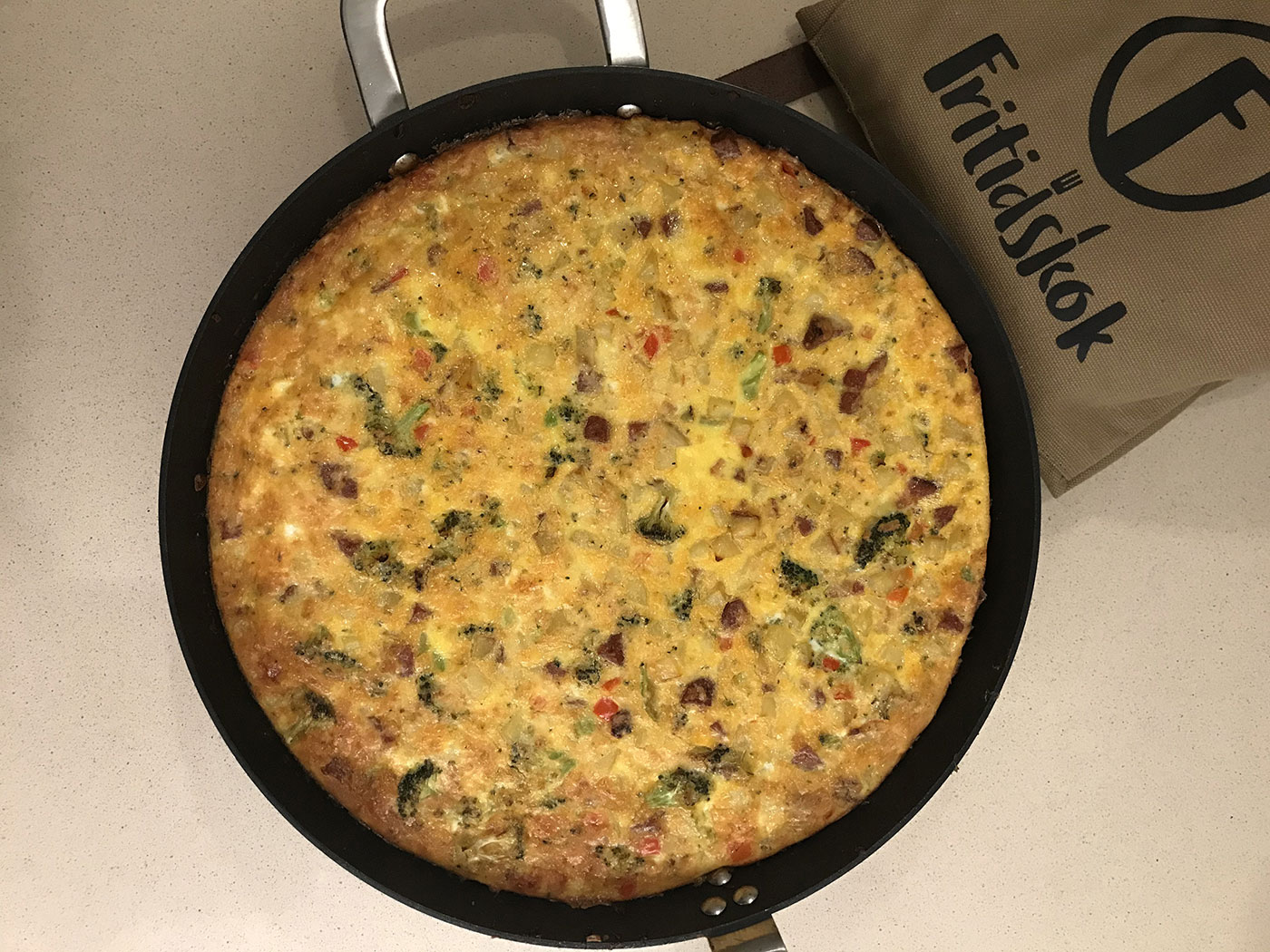 Kartoffel-frittata med chorizo og broccoli